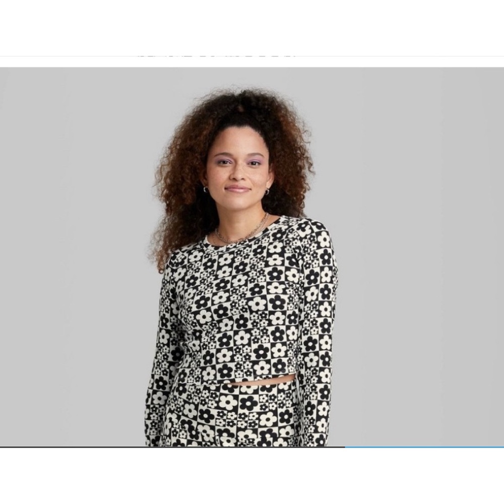 Wild fable size small long sleeve black and white color block flowers